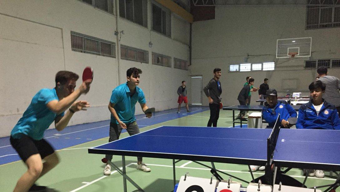 İzmir Anadolu İmam Hatip Lisesi ve Ortaokulu 15Temmuz İstiklal Şehitleri kupası masa tenisi turnuvasında İzmir İl birincisi 