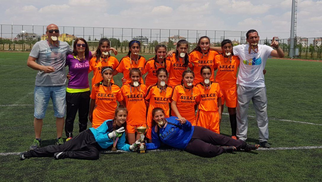 Tahir Merzeci Ortaokulu Kız Futbol Takımımız Türkiye Şampiyonu