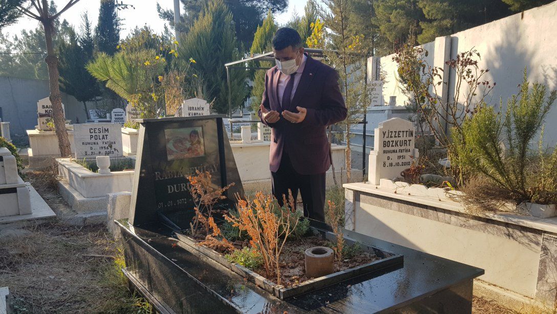 Şehit Öğretmenimiz Mezarında Ziyaret Edildi