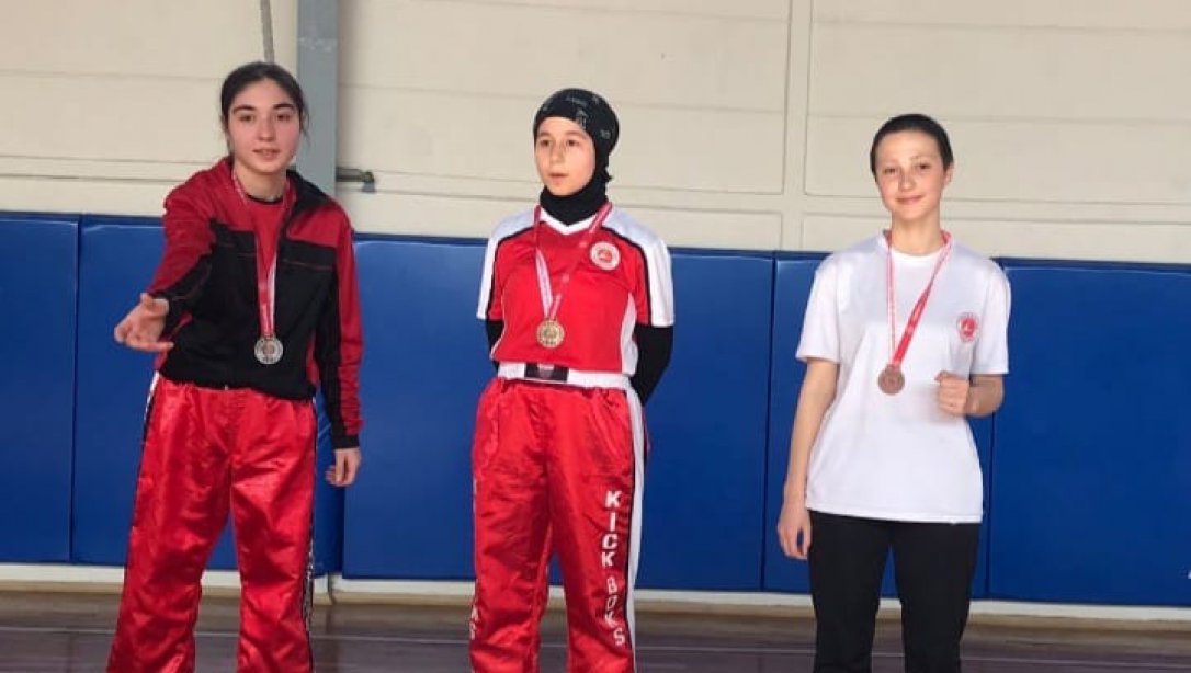 Öğrrencilerimiz Velihan DURDAL Okullar Arası Kickbox Yıldızlar Türkiye 3.sü,  Ezgi Sena DURDAL Kickbox Gençler Ege Bölge 3. sü olmuştur 