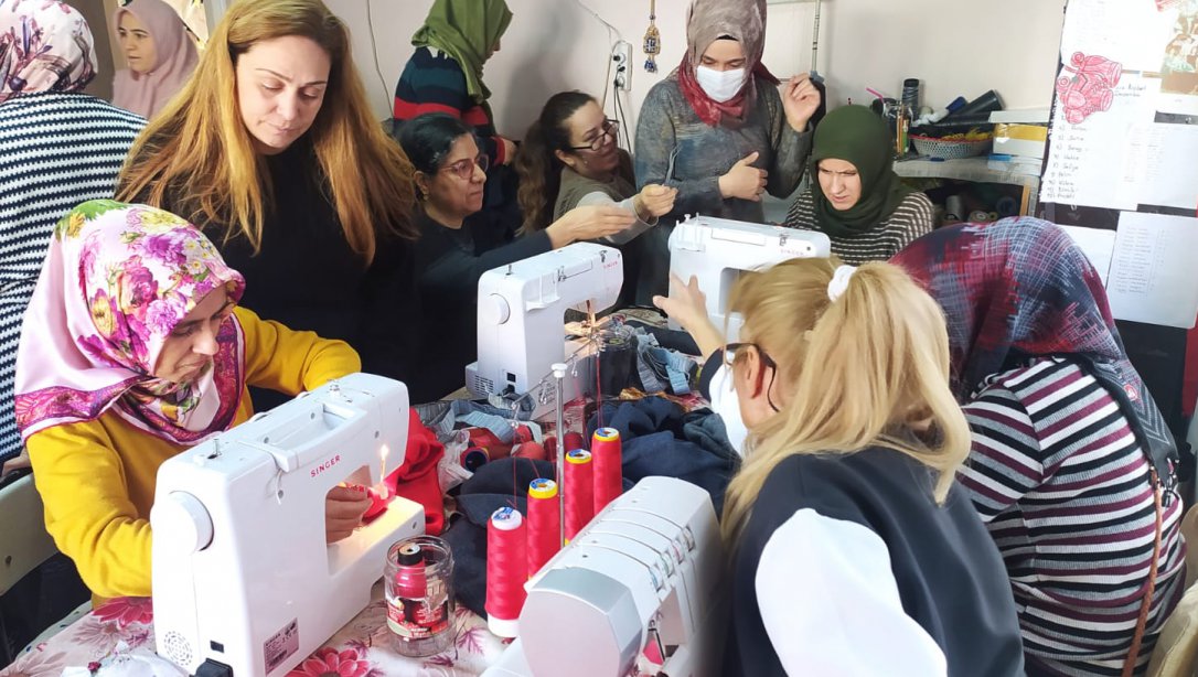 Hüseyin Akdağ İlkokulu`nda Giyim Kursu Öğretmeni, Kursiyerleri Deprem Bölgesi İçin Çalışıyor
