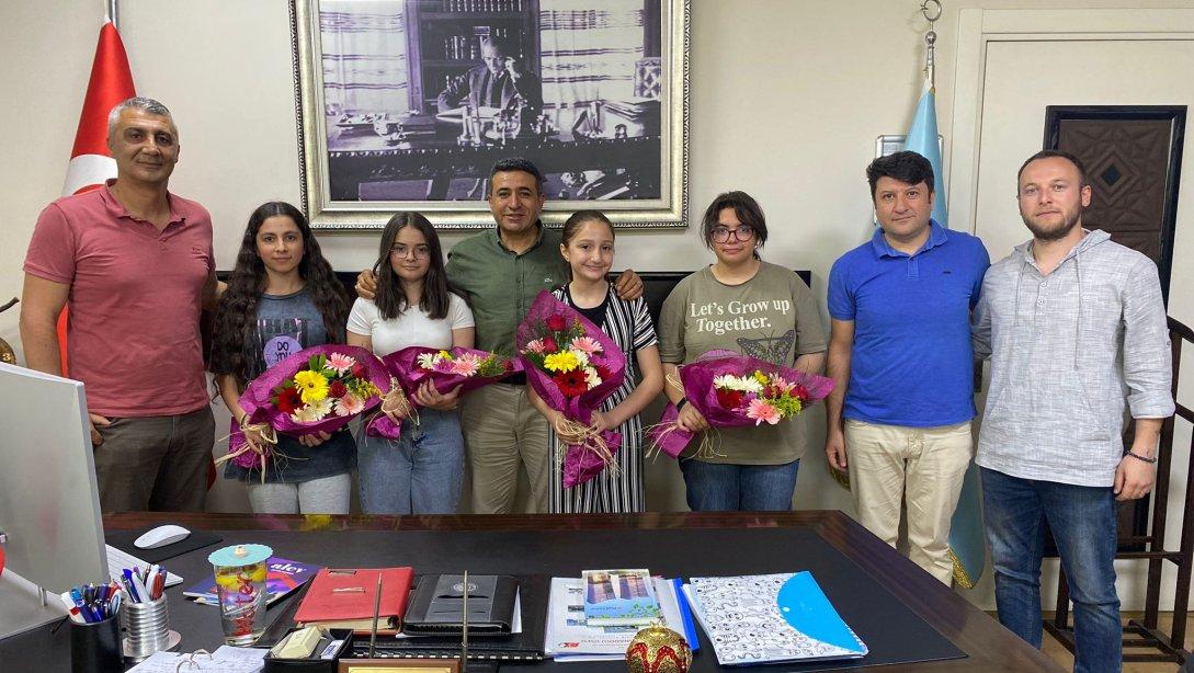 Emir Sultan Ortaokulu'nun Genç Yazarlarının İlçe Milli Eğitim Müdürümüzü Ziyareti