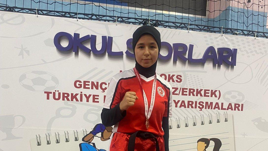 15 Temmuz Şehitleri Kız Anadolu İmam Hatip Lisesi Öğrencisi Saliha Betül Turan Kick Boks Türkiye Şampiyonu 