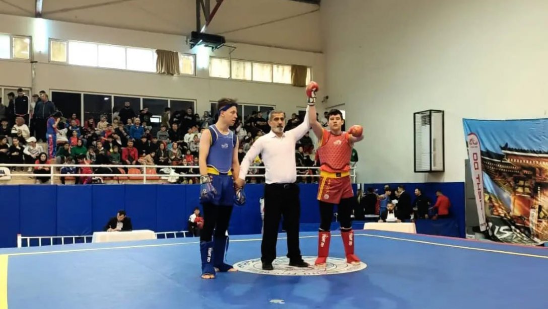 Vali Nevzat Ayaz Anadolu Lisesi öğrencisi Mert Can Gümüş Wushu Kung Fu +70 kg Yıldız Sanda Türkiye 1.si 