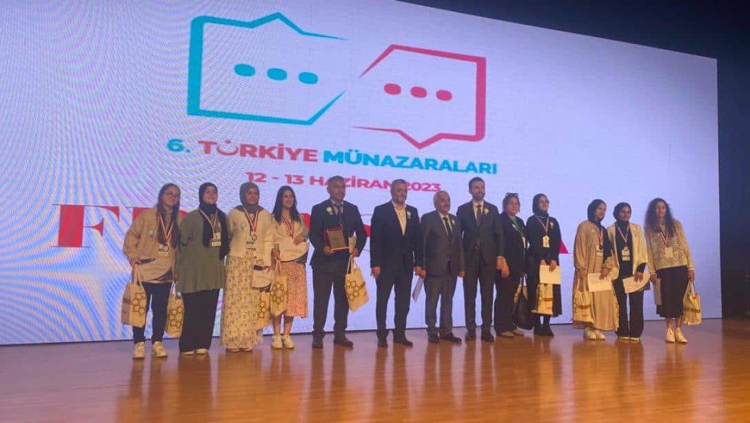 İzmir Kız Anadolu İmam Hatip Lisesinin Türkiye Münazaraları Başarısı
