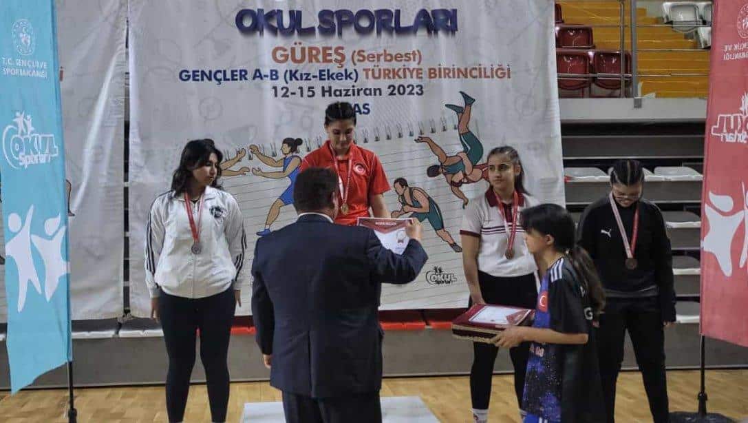 Cumhuriyet Anadolu Lisesi Öğrencisi Güreş Müsabakalarında Türkiye Birincisi!