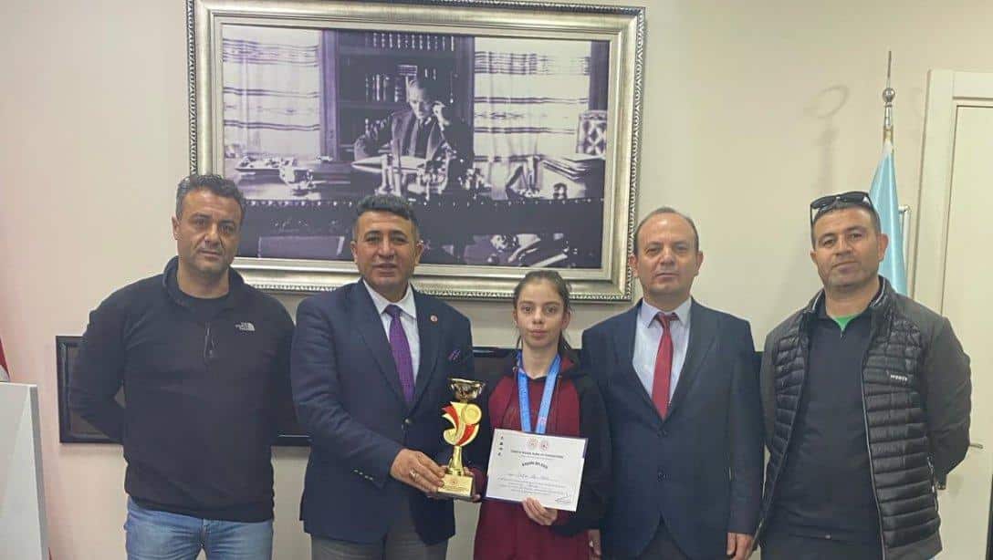  Türkiye Wushu Kun Fu Şampiyonasında Karabağlar Nene Hatun Mesleki ve Teknik Anadolu Lisesi Öğrencisi Rabianur Kıraç 33 Kiloda Türkiye 1.si Oldu