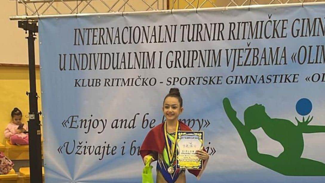 Ahmet Ragıp Üzümcü İlkokulu Öğrencisi, İzmir ve Uluslararası Arenada Başarı Kazandı!