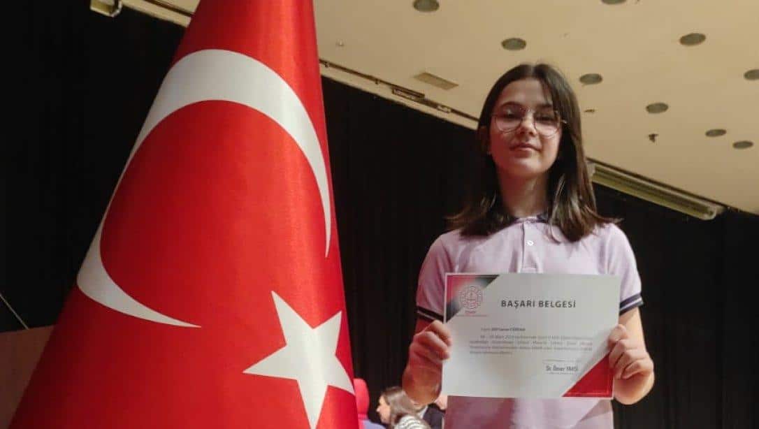 İstiklal Marşı'nı Güzel Okuma Yarışmasında Mehmet Akif Ersoy Ortaokulu öğrencisi Elif Ceren Ferrah İl İkincisi Oldu!