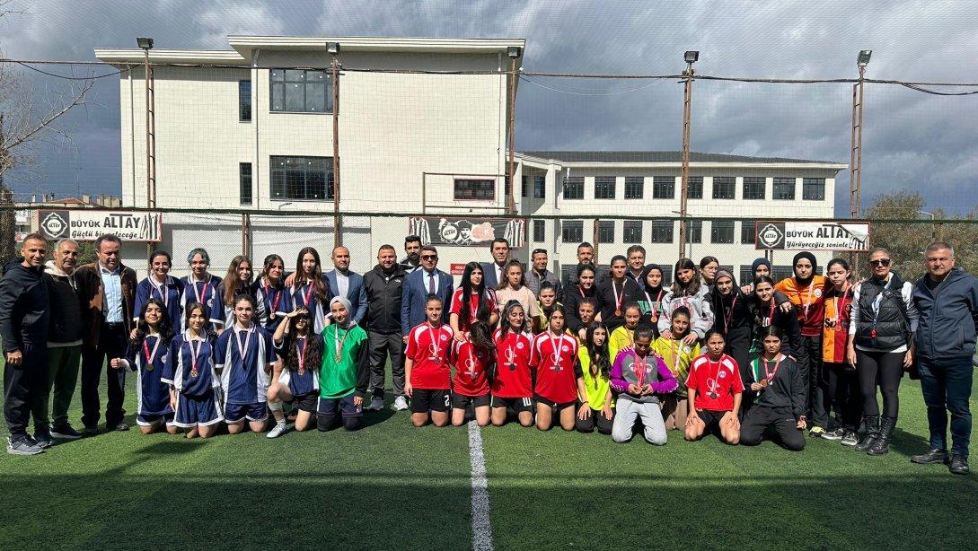 Karabağlar Gençlik ve Spor İlçe Müdürlüğü ve Karabağlar İlçe Milli Eğitim Müdürlüğünün Düzenlemiş Olduğu Genç Erkek ve Kız Futbol Turnuvası Sona Erdi