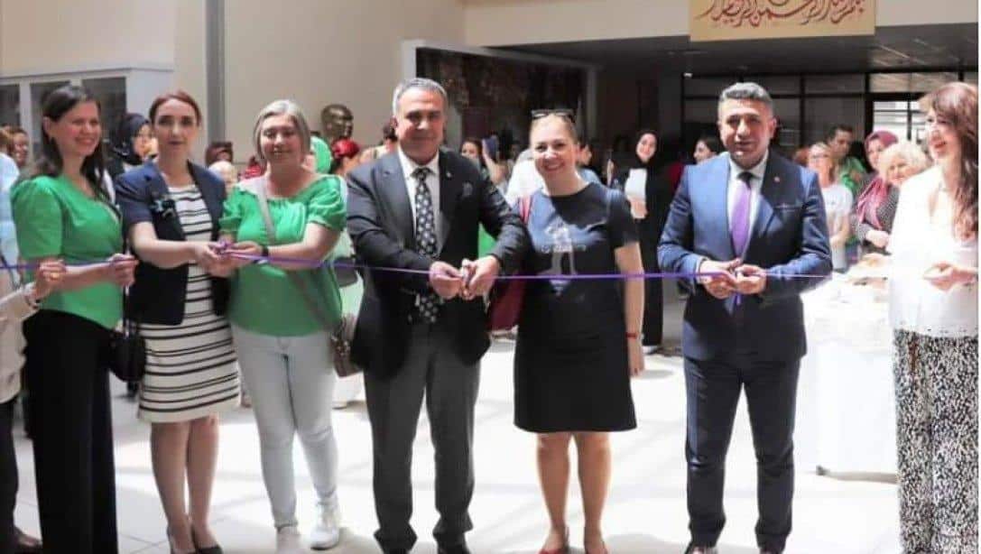 Karabağlar Halk Eğitimi Merkezi El Sanatları Usta Öğreticileri Sergisi Açıldı