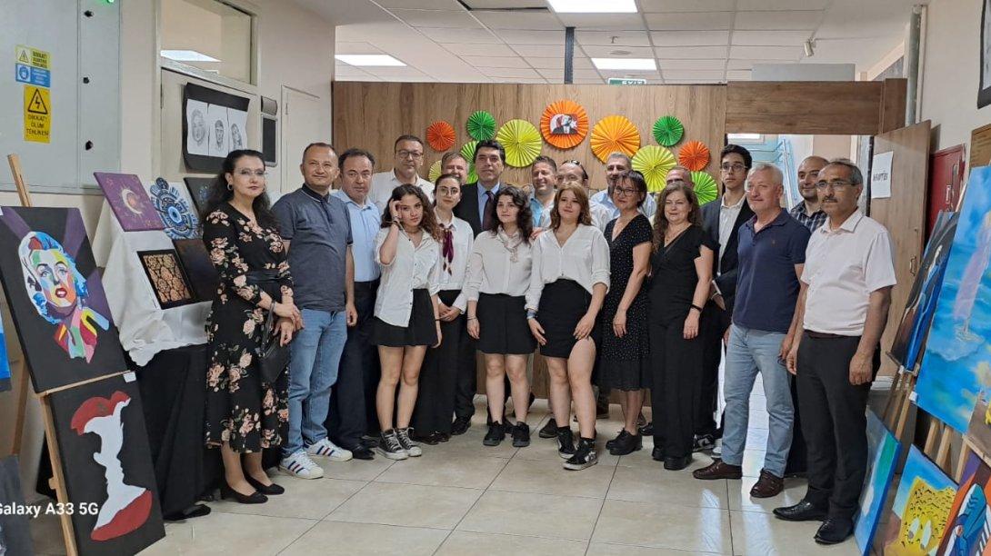 İzmir Anadolu Lisesi Yılsonu Sergisi Açıldı