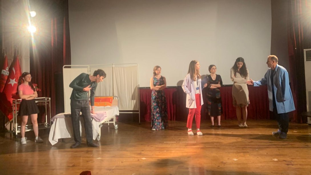 İzmir Anadolu Lisesi Tiyatro Kulübü'nün hazırladığı 